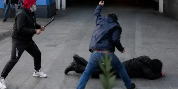 Dos hombres atacaron a un policía y lo dejaron en estado inconsciente. Imagen: Panamericana