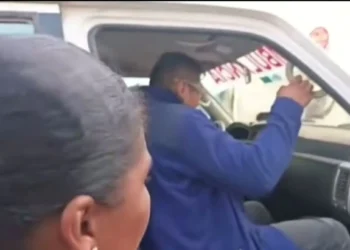 El párroco de la iglesia de Coripara fue trasladado en una ambulancia hasta la ciudad de La Paz. FOTO: Captura Red Yungas