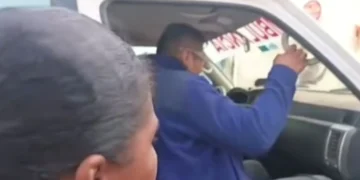 El párroco de la iglesia de Coripara fue trasladado en una ambulancia hasta la ciudad de La Paz. FOTO: Captura Red Yungas
