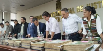 Entrega de documentos del Mercado Mutualista de Santa Cruz. FOTO: GAMC