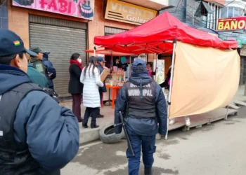Personal de la Intendencia de El Alto realiza control en mercados. FOTO: GAMEA
