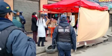 Personal de la Intendencia de El Alto realiza control en mercados. FOTO: GAMEA
