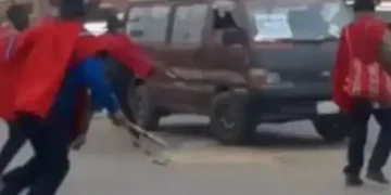 Los ponchos rojos rompieron uno de los vidrios/Captura de pantalla