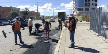 Bacheo masivo calles de la ciudad de El Alto.
Foto Gamea