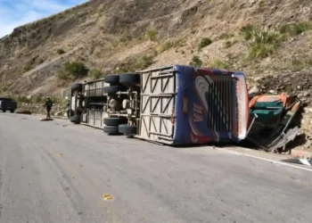El bus accidentado quedó a un costado de la carretera/RRSS