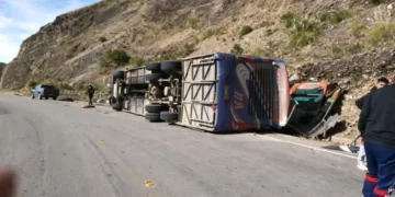 El bus accidentado quedó a un costado de la carretera/RRSS