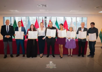Elenco de ‘La hija cóndor’ recibe homenaje de Diputados.
Foto Cámara de Diputados