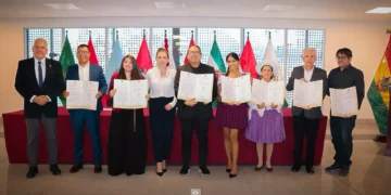 Elenco de ‘La hija cóndor’ recibe homenaje de Diputados.
Foto Cámara de Diputados