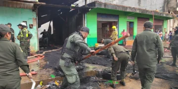 Efectivos de la Policía realizan tareas de sofocación. FOTO: RRSS
