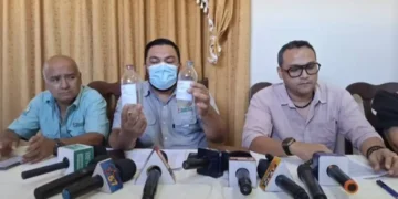El director del Sedes muestra las botellas con agua contaminada/RRSS