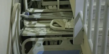 Se encontró camas debajo de las gradas en lugar de ser reparadas/RRSS
