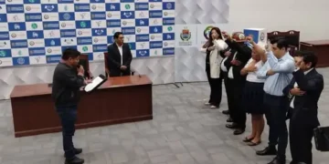 El gobernador Leonardo Loza posesiona a su gabinete. Foto: Gobernación de Cochabamba