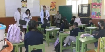 Personal del Sedes de Oruro realizó viistas en colegios donde evidenció ausentismo y escolares enfermos en aulas. FOTO: RRSS