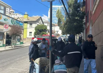 Funcionarios ediles retiran señalización y letreros de los parqueos tarifados, FOTO: GAMLP