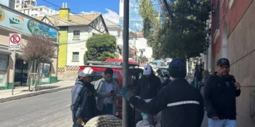 Funcionarios ediles retiran señalización y letreros de los parqueos tarifados, FOTO: GAMLP
