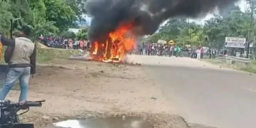 Los pobladores quemaron tres vehículos/RRSS