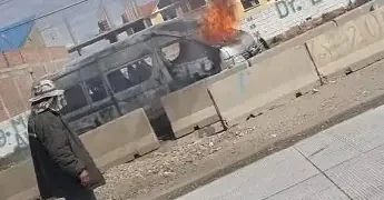 El minibús fue apedreado e incendiado/RRSS