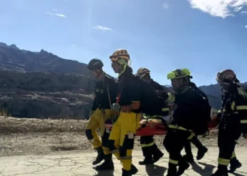 Los rescatistas llevan la camilla con la paciente/Voluntarios GEOS