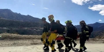 Los rescatistas llevan la camilla con la paciente/Voluntarios GEOS