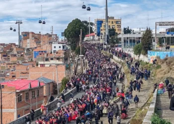 Una masiva marcha desciende desde El Alto. Foto: RRSS