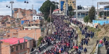 Una masiva marcha desciende desde El Alto. Foto: RRSS