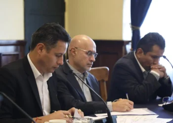 El ministro José Luis Lupo reunido con autoridades y movilizados. Foto: Vicepresidencia