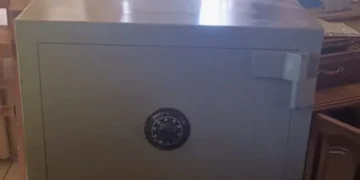 El dinero estaba en una caja fuerte/clave300