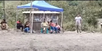 Mineros y pobladores instalan vigilia para frenar bloqueos en la ruta La Paz - Caranavi FOTO: Captura (Soag Alarcón)