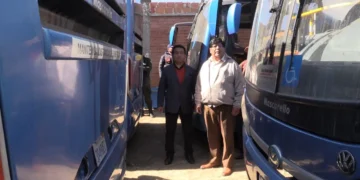 El alcalde de El Alto, Eliser Roca, realizó una inspección a las oficinas de los buses municipales. FOTO: GAMEA