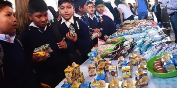 Estudiantes consumen el desayuno escolar. FOTO: AMUN