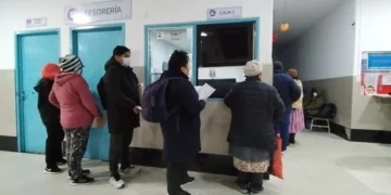 Pacientes recabaron fichas para atención médica. FOTO: GAMEA