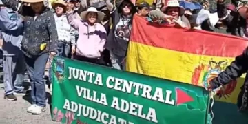 Vecinos de Villa Adela se organizan ante amenazas de saqueos. FOTO: Captura