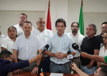 El alcalde de Santa Cruz , Manuel Saavedra, y representantes del sector salud. FOTO: GAMSC