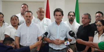 El alcalde de Santa Cruz , Manuel Saavedra, y representantes del sector salud. FOTO: GAMSC