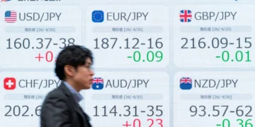 Un tablero electrónico muestra las diferentes cotizaciones/AFP