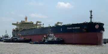 El petrolero Ithaki Warrior, con bandera griega/AFP
