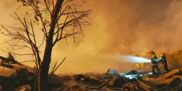 Los bomberos demoraron en controlar el fuego/AFP