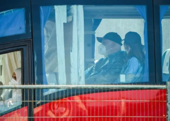 Los pasajeros fueron subidos a un bus medicalizado cumpliendo protocolos de bioseguridad/AFP