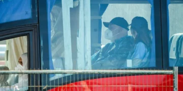 Los pasajeros fueron subidos a un bus medicalizado cumpliendo protocolos de bioseguridad/AFP
