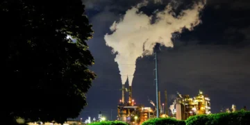 La refinería Bayway se ve de noche en Linden, Nueva Jersey/AFP