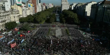 Cientos de docentes y estudiantes están en las cales/AFP