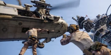 Infantes de marina estadounidenses descendiendo en rápel desde un MH-60S Sea Hawk/AFP