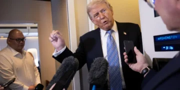 Trump habló con periodistas en el Air Force One, al volver de China/AFP