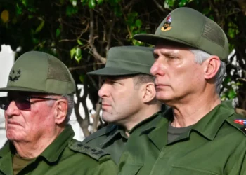 El presidente de Cuba, Miguel Díaz-Canel (derecha), el coronel Raúl Guillermo Rodríguez Castro (centro), nieto del expresidente Raúl Castro/AFP