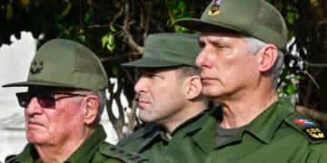 El presidente de Cuba, Miguel Díaz-Canel (derecha), el coronel Raúl Guillermo Rodríguez Castro (centro), nieto del expresidente Raúl Castro/AFP