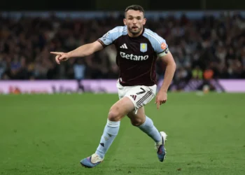 El centrocampista escocés del Aston Villa, John McGinn, número 07, celebra tras marcar el cuarto gol/AFP