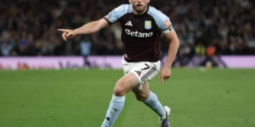 El centrocampista escocés del Aston Villa, John McGinn, número 07, celebra tras marcar el cuarto gol/AFP