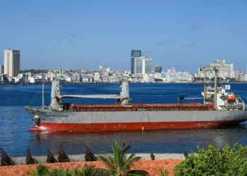 Un buque de carga, llega a la bahía de La Habana con ayuda humanitaria/AFP