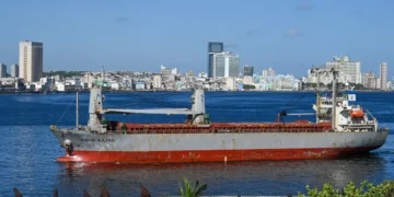 Un buque de carga, llega a la bahía de La Habana con ayuda humanitaria/AFP