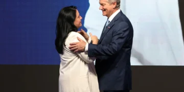 José Antonio Kast , saluda a María Trinidad Steinert la ministra de Seguridad destituida/AFP
